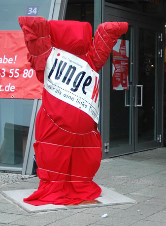 Roter Bär, Berlin | 2007Verhüllung für die Rosa-Luxemburg-Konferenz